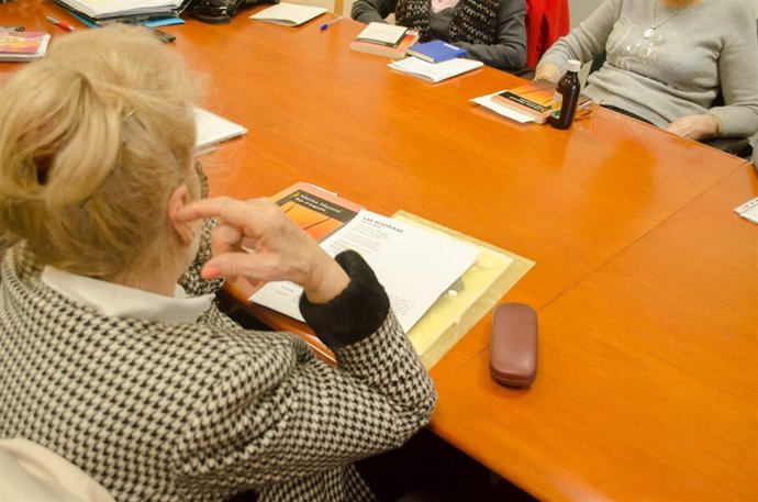Jubilados leyendo, jubilado leyendo, lectura, lectores, mayores