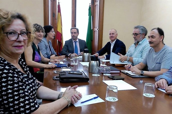 El consejero de Fomento se reúne con la Mesa del Ferrocarril de Almería