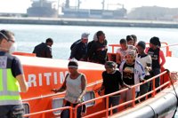 Llega al puerto de Málaga la patera rescatada en el Mar de Alborán con 55 inmigrantes a bordo