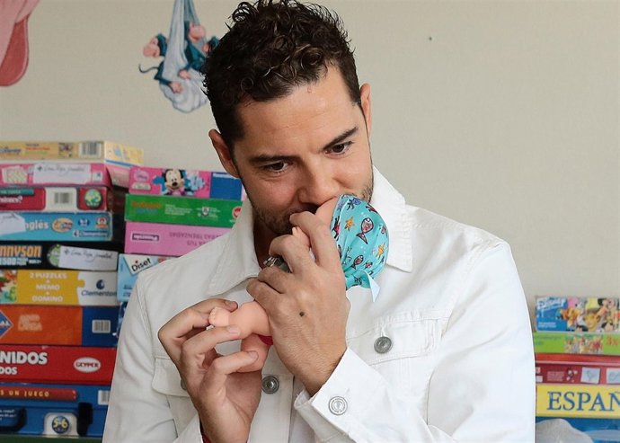 David Bisbal y su baby pelón de Juegaterapia