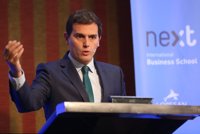 Rivera, a Rajoy: España no puede estar "paralizada y rezando" a ver si Puigdemont no declara la independencia