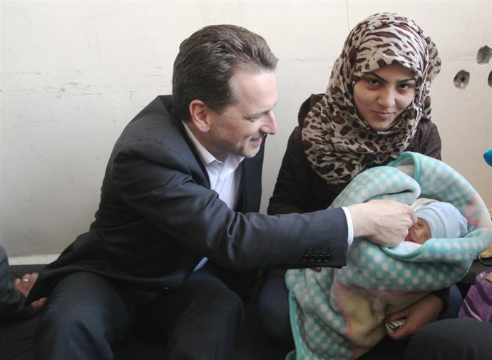 El comisionado general de UNRWA, Pierre Krähenbühl, con una madre de Yarmuk
