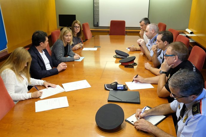 L'alcaldessa de Sant Boi, Lluïsa Moret, reunida amb els cossos de seguretat