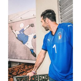 Gianluigi Buffon con la nueva camiseta de Italia de Puma