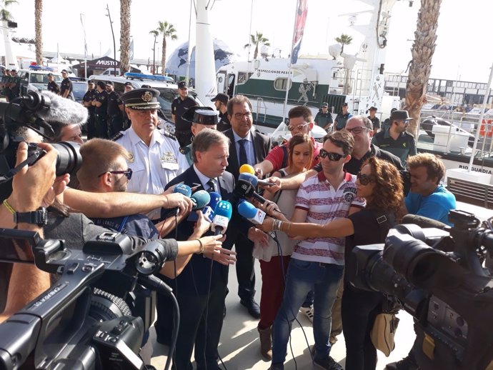 Juan Carlos Moragues atiende a los medios en el Puerto de Alicante