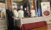 Pasteleros de Bizkaia reparten junto a Aburto la "Tarta Begoña" en el Ayuntamiento de Bilbao