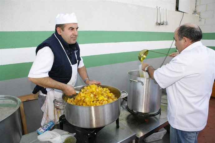 Cocinero cocina patatas plato fiesta de la chanfaina totalán