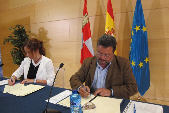 Clemente firma el acuerdo con Alcalde