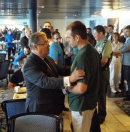 Zoido transmet a Barcelona el suport de l'Estat a policies i guàrdies civils