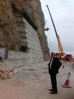 Obras de construcción del muro de contención en El Cañarete