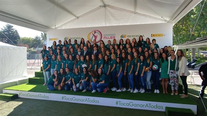 Foto de familia tras renovación del patrocinio de Iberdrola con Universo Mujer