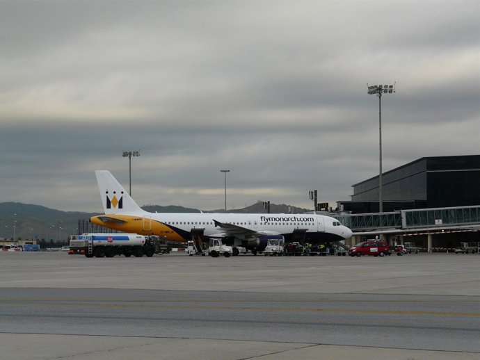 Uno De Los Aviones De La Compañía Inglesa Monarch