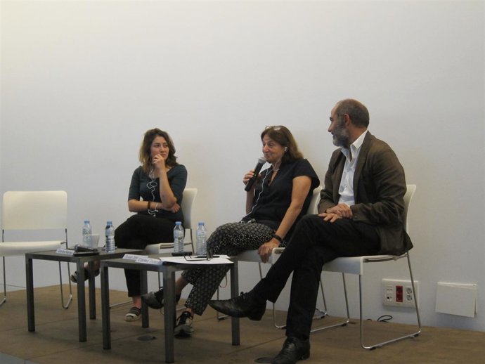 La fotógrafa Susan Meiselas junto la artista Guevara Namer                 