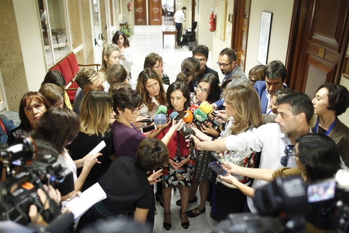 Margarita Robles atén els mitjans al Congrés