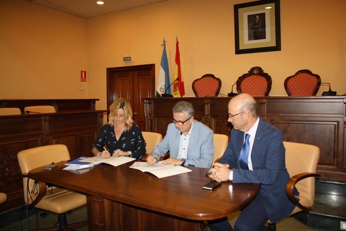 Reyes (izda.) y Pérez (centro) firman el convenio