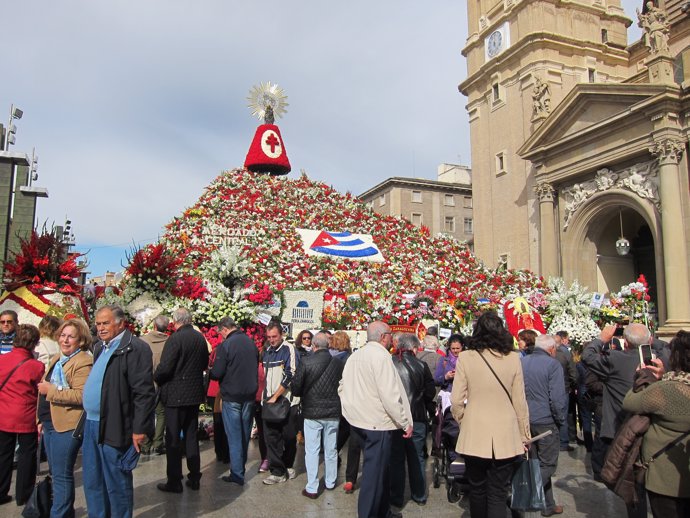 Zaragozanos y visitantes contemplan la Ofrenda de Flores a la Virgen del Pilar