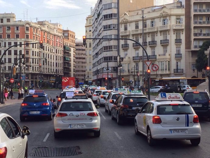 Protesta de las autoescuelas para exigir el fin de la huelga de examinadores 