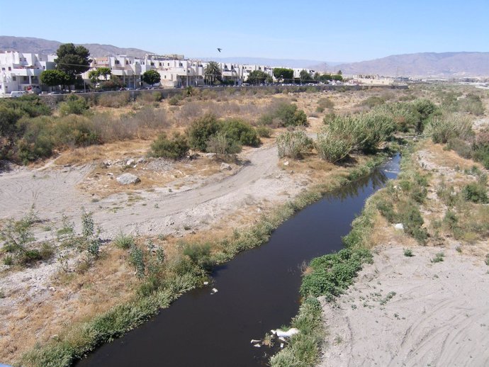 Aguas residuales que discurren por el río Andarax