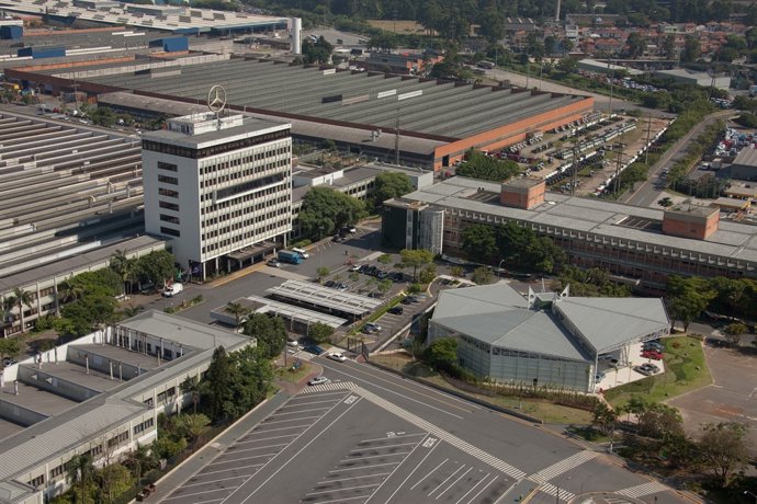 Daimler invertirá 600 millones en Brasil 