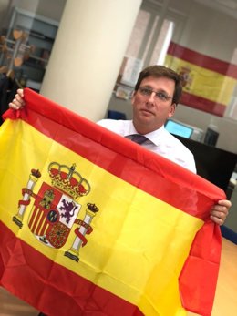PP anima a lucir la bandera española