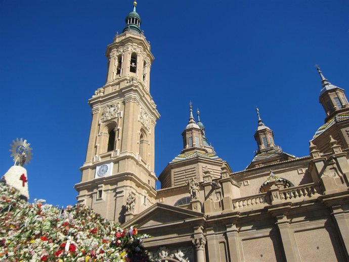 Flores de la Virgen del Pilar y basílica horizontal