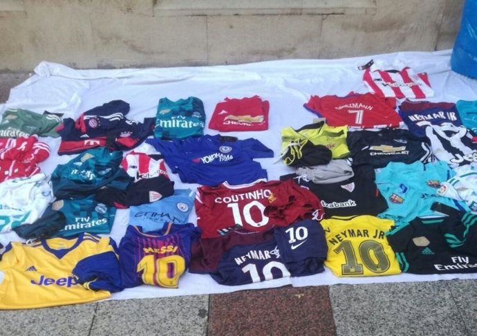 Camisetas en un puesto de venta callejera