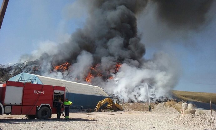 17 10 09 Nota Y Foto Actualización Labores Extinción Incendio Planta Reciclaje P