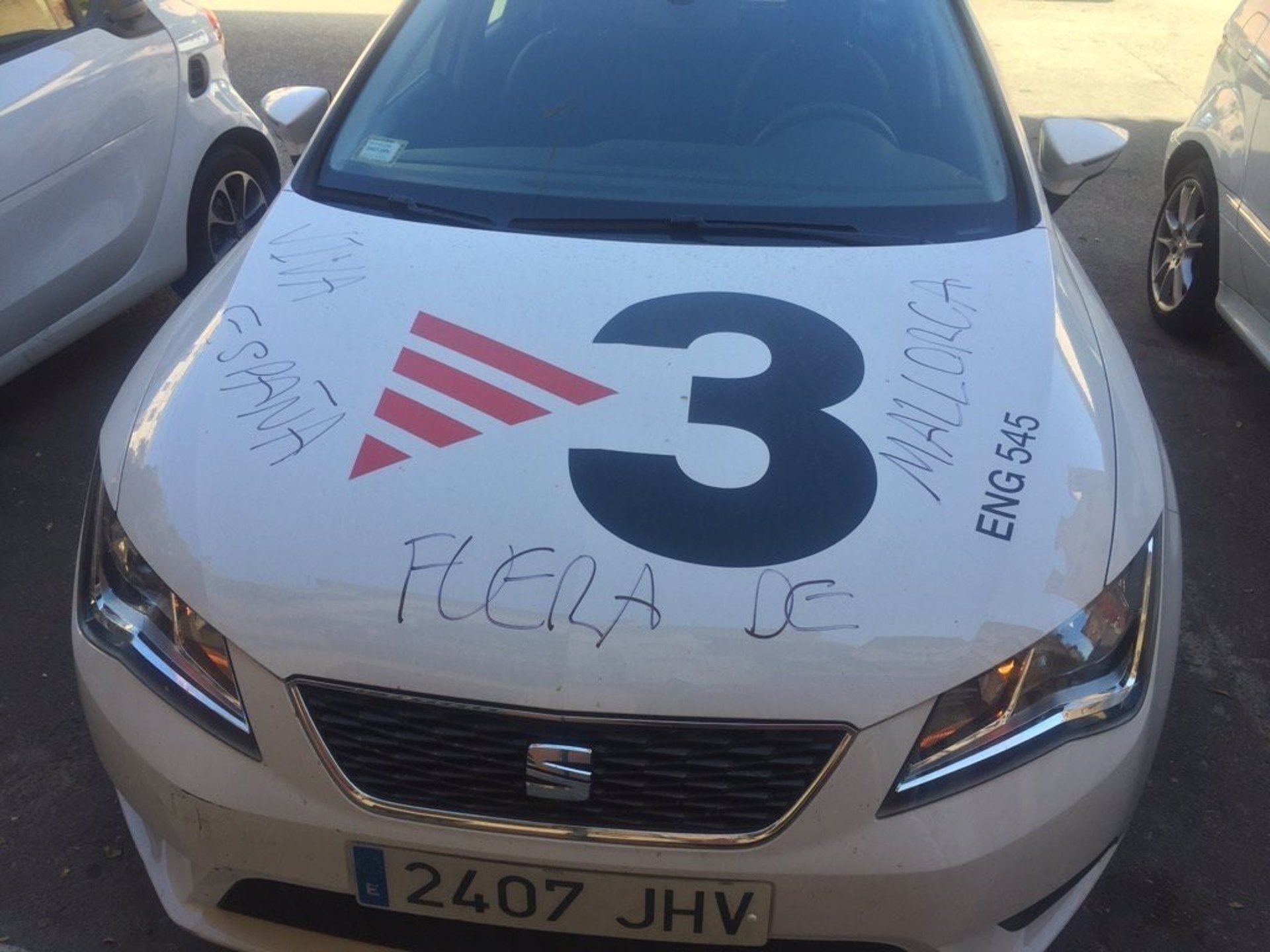 Escriben 'Fuera de Mallorca' y 'Viva España' en el coche de TV3 en Baleares