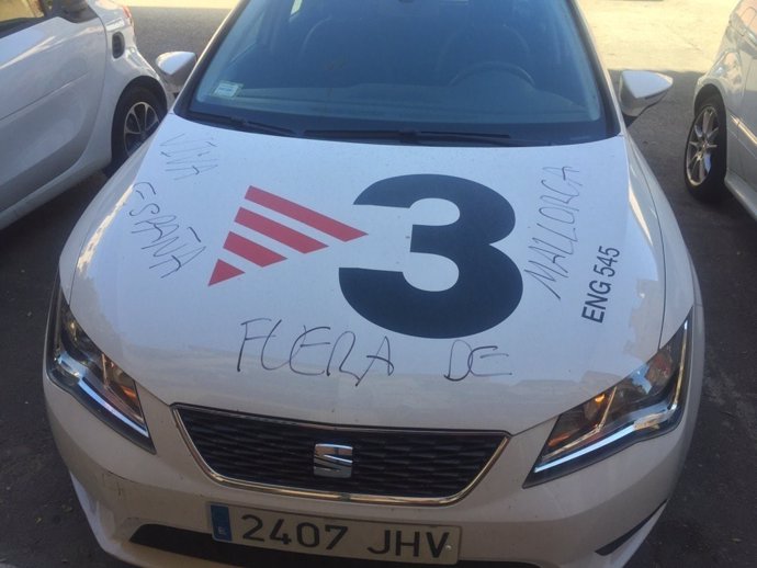 Imagen del coche de TV3 en Baleares con pintadas