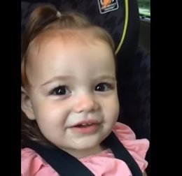 Niña aprendiendo a hablar