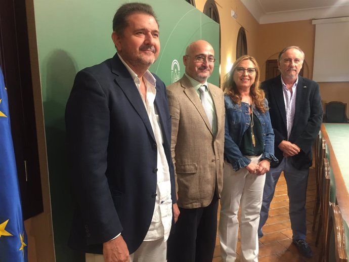 Luna y organizadores, en la presentación del congreso