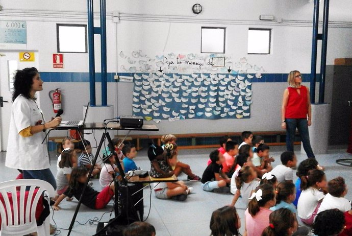 Un grupo de alumnos recibe la formación sobre hábitos saludables y reanimación