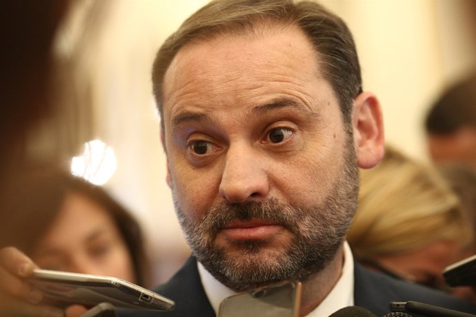 José Luis Ábalos als passadissos del Congrés