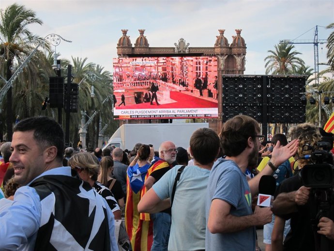 Concentrats en Lluís Companys aplaudeixen l'arribada de C.Puigdemont