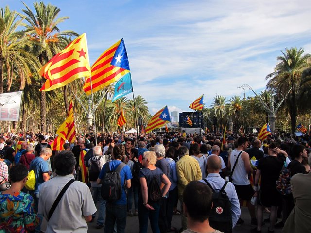 Concentración en el paseo Lluís Companys antes del discurso de C.Puigdemont