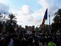 Aplausos para el discurso de la CUP en la concentración cerca del Parlament