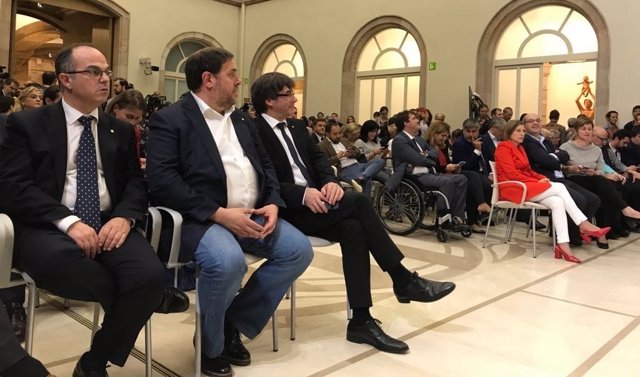 Jordi Turull, Oriol Junqueras y Carles Puigdemont en el Parlament