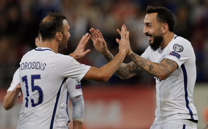 Torosidis y Mitroglou se abrazan tras un gol de Grecia