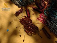 La Guardia Civil interviene pulseras de semillas de Abrina en un puesto de venta ambulante en Zaragoza