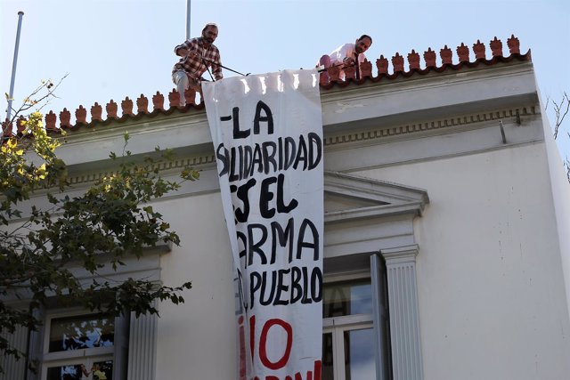 Anarquistas griegos irrumpen en Embajada española en Atenas