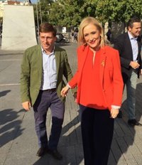 La oposición en la Asamblea critica que Cifuentes se vaya del Pleno para un acto de partido