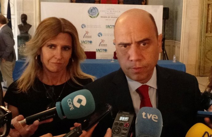 Echávarri habla a los medios este lunes ante Eva Montesinos