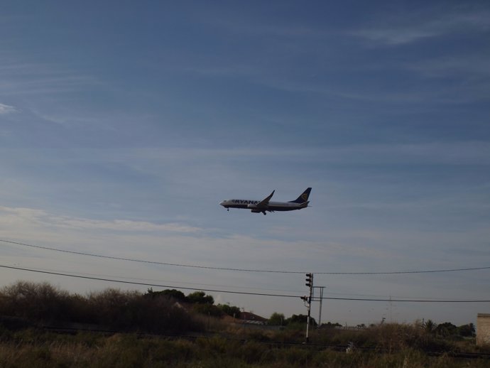 Un aparato toma tierra en el aeropuerto Alicante-Elche la semana pasada