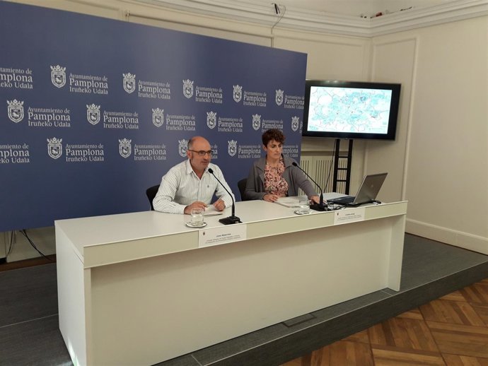 Joxe Abaurre y Cristina Arregi, en el Ayuntamiento de Pamplona.