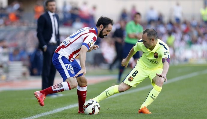 Atlético de Madrid - Barcelona. Juanfran amaga para tratar de superar a Iniesta