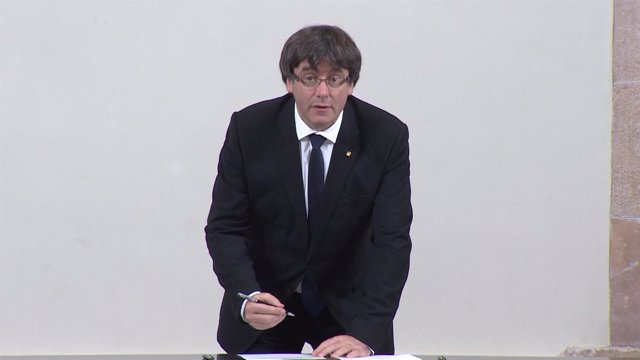 Puigdemont y Forcadell firman la declaración de independencia