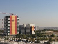 Un empresario cuelga una bandera de 731 metros cuadrados en un edificio de Valdebebas