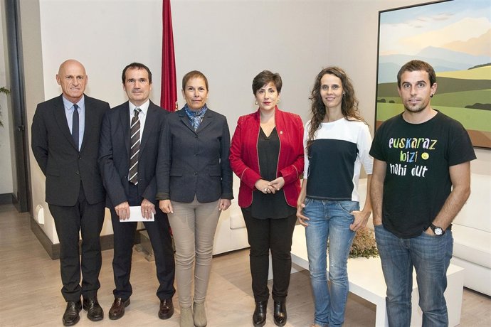 Barkos y Solana con los organizadores del Nafarroa Oinez.