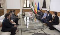 Susana Díaz aborda con la asociación Accem la atención a los refugiados y a las personas en exclusión social