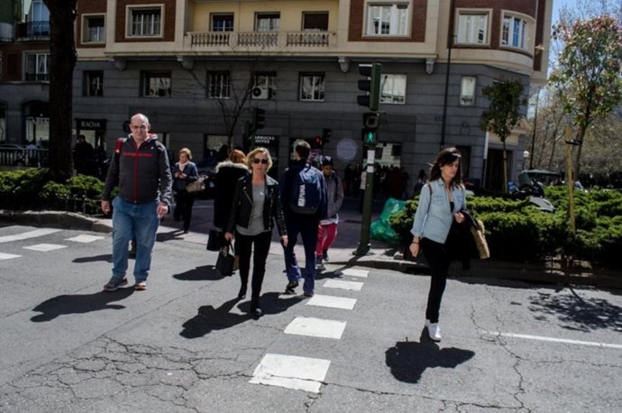 Tránsito, gente, Madrid, paso de cebra, semaforos, coches